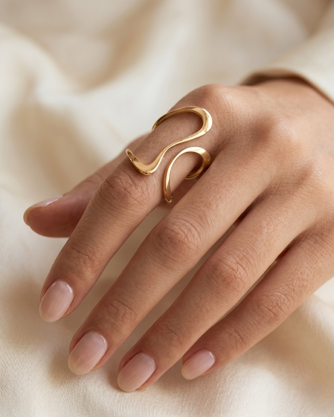 Lille Ring on hand by clarabelle model