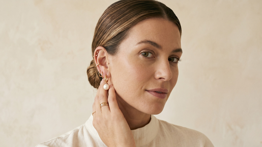 Pearl earrings 2026 guide — why they are everywhere and how to wear them by Clarabelle