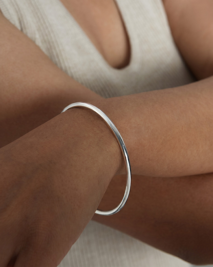  Amélie bangle stacked on the wrist, silver finish 