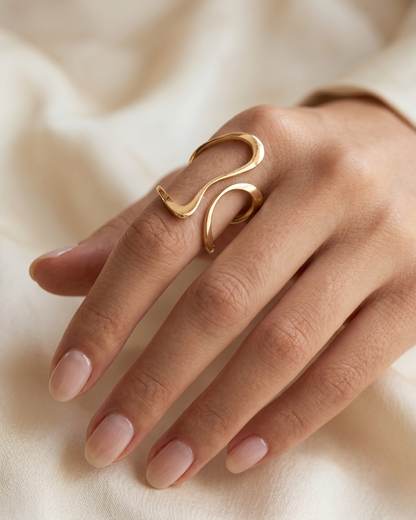 Lille Ring on hand by clarabelle model