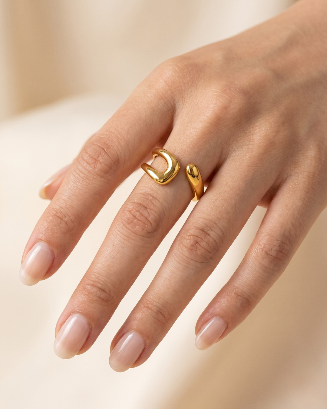 elara ring on hand using by clarabelle model
